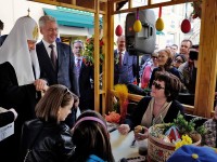 Святейший Патриарх Кирилл посетил ярмарку «Пасхальный дар» на Никольской улице